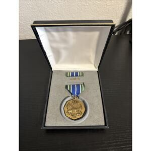 UNITED STATES OF AMERICA MILITARY ACHIEVEMENT MEDAL GREAT FOR VINTAGE COLLECTION